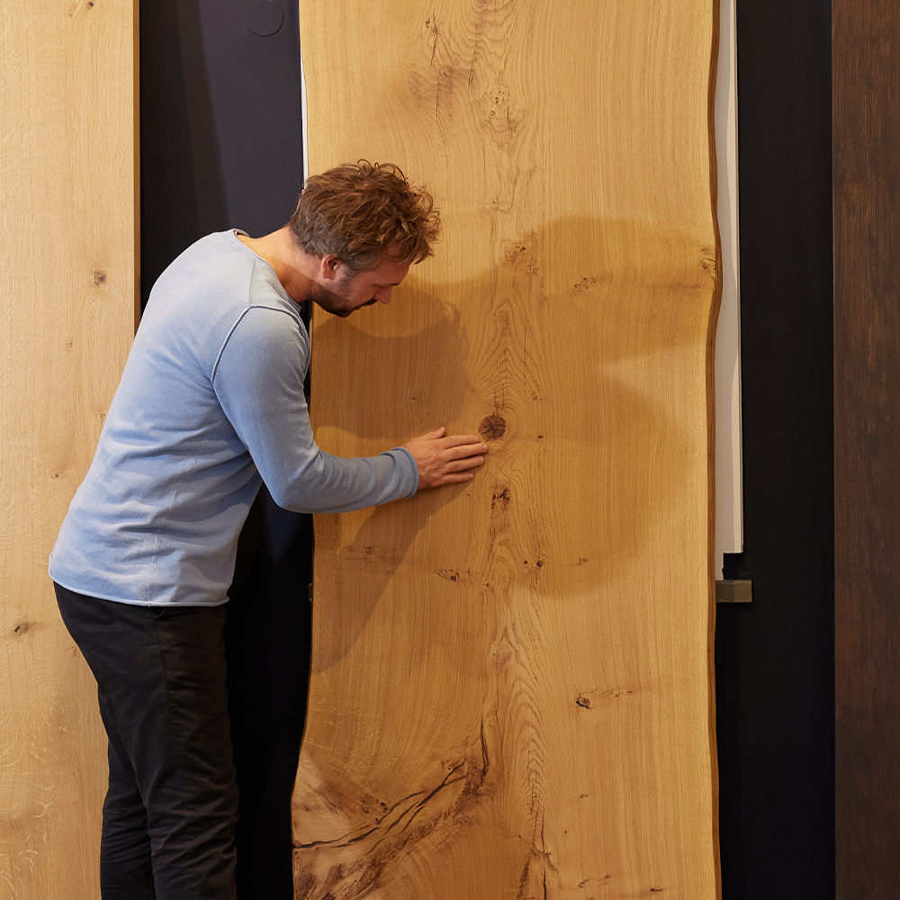 Ein Altholztisch, der Geschichte bewahrt