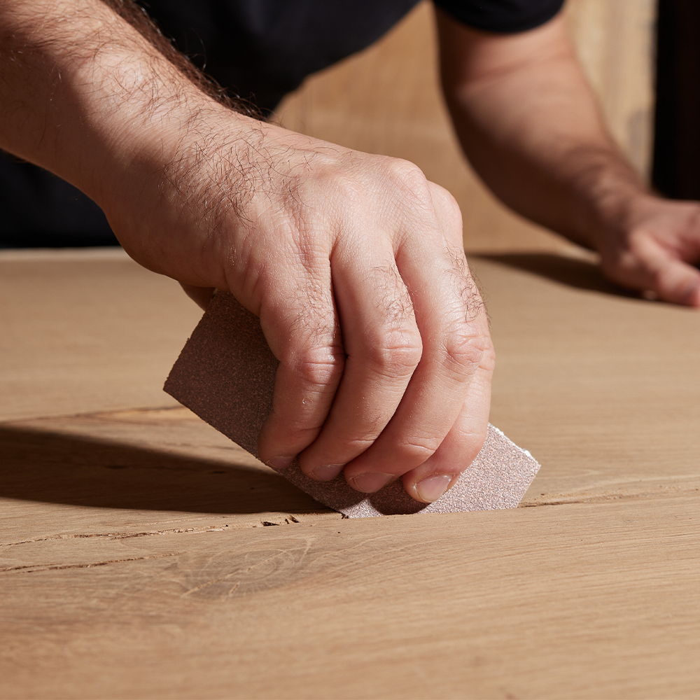 Ein Baumtisch, der Natur ins Zuhause bringt