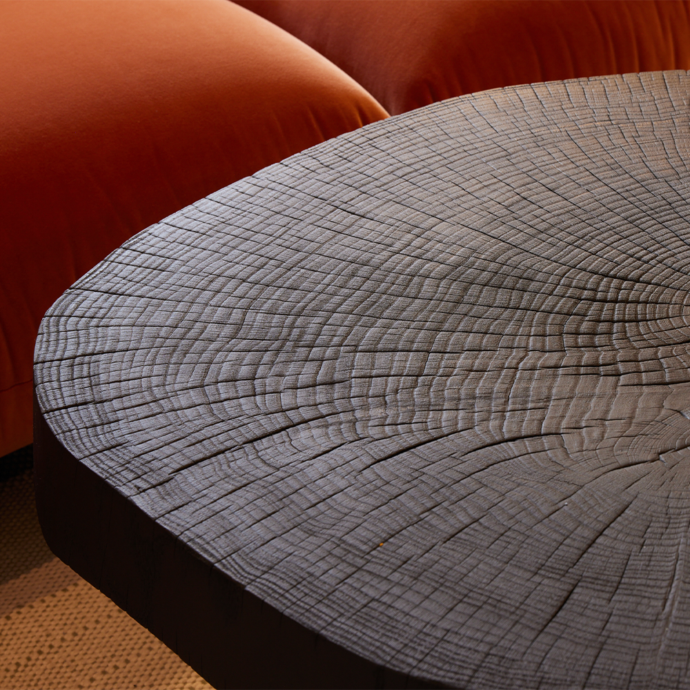 Ein Couchtisch, der Geschichten erzählt