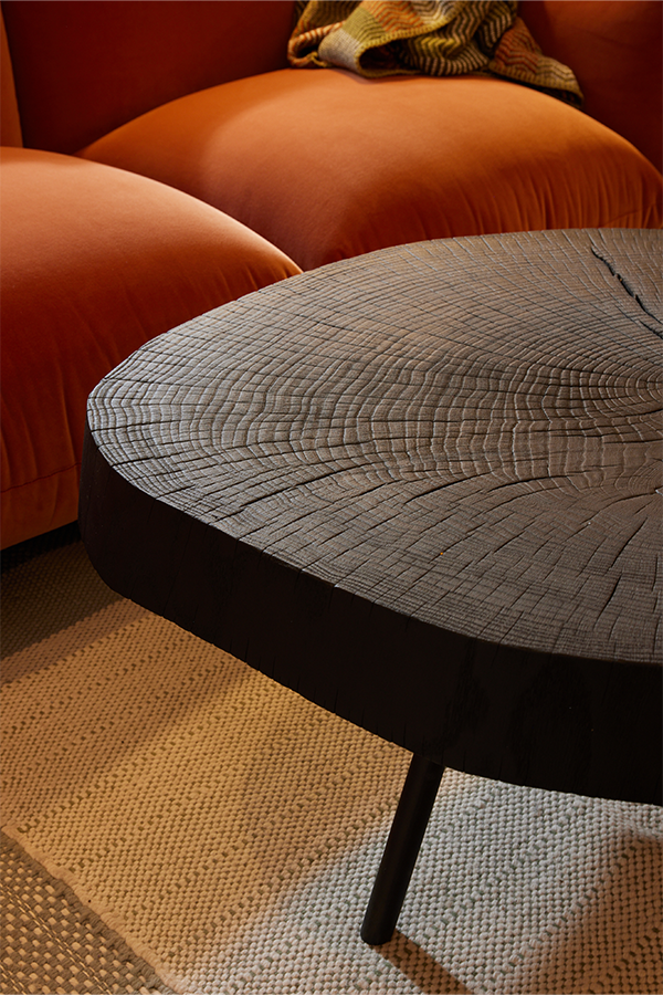 Ein Couchtisch, der Geschichten erzählt